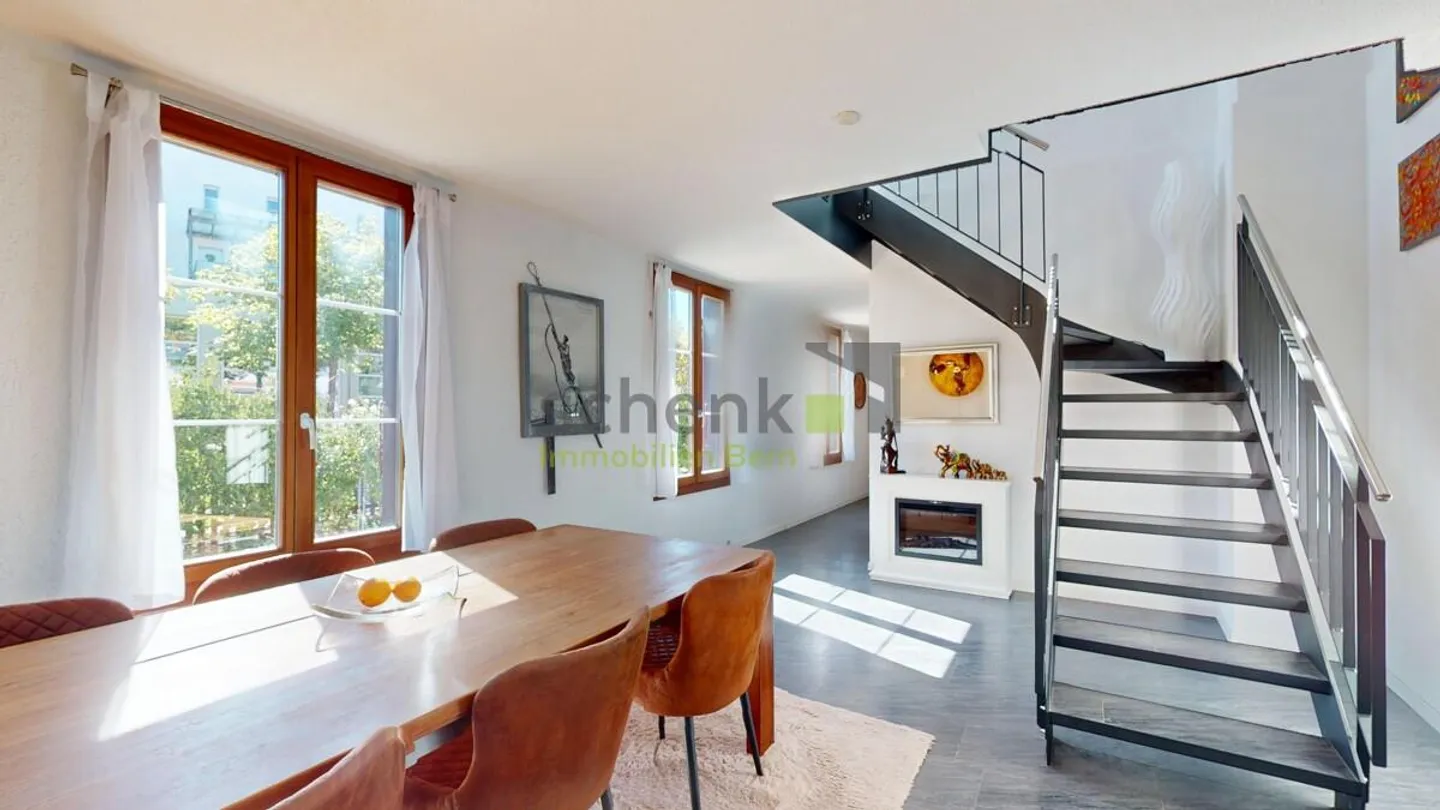 Très généreuse maison bifamiliale dans un endroit calme - Photo 3 sur 15