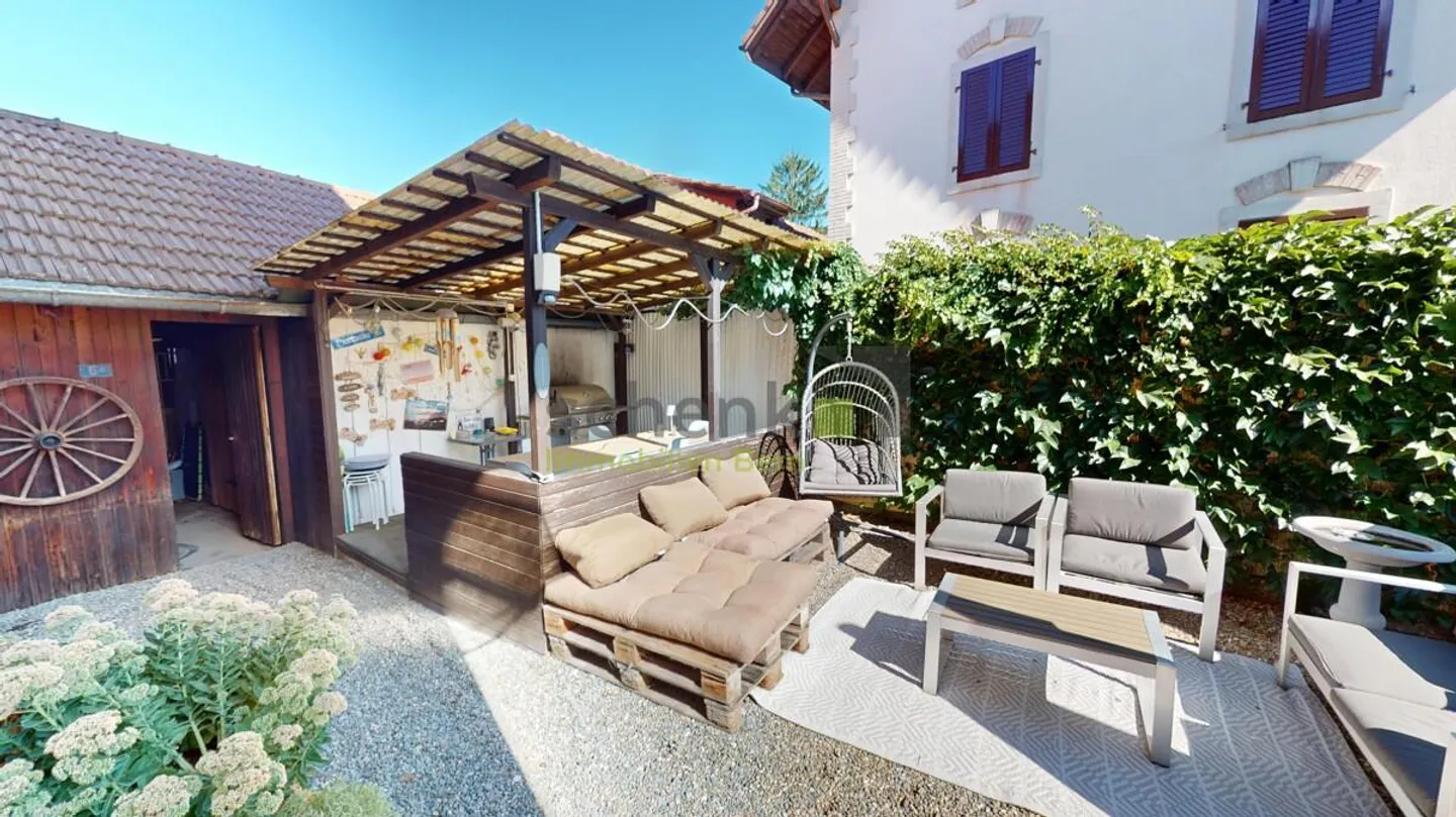 Très généreuse maison bifamiliale dans un endroit calme - Photo 5 sur 15