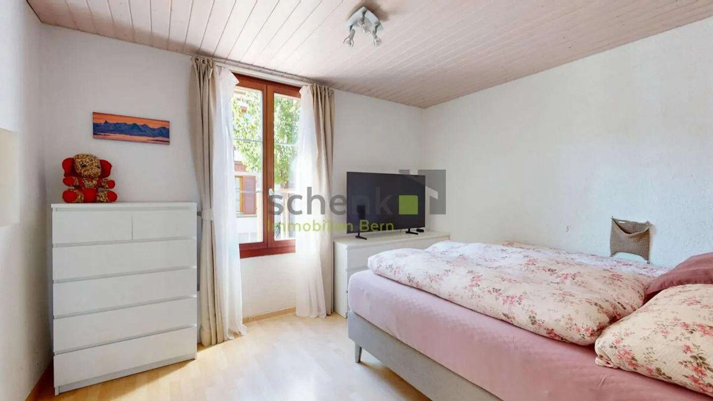 Très généreuse maison bifamiliale dans un endroit calme - Photo 7 sur 15
