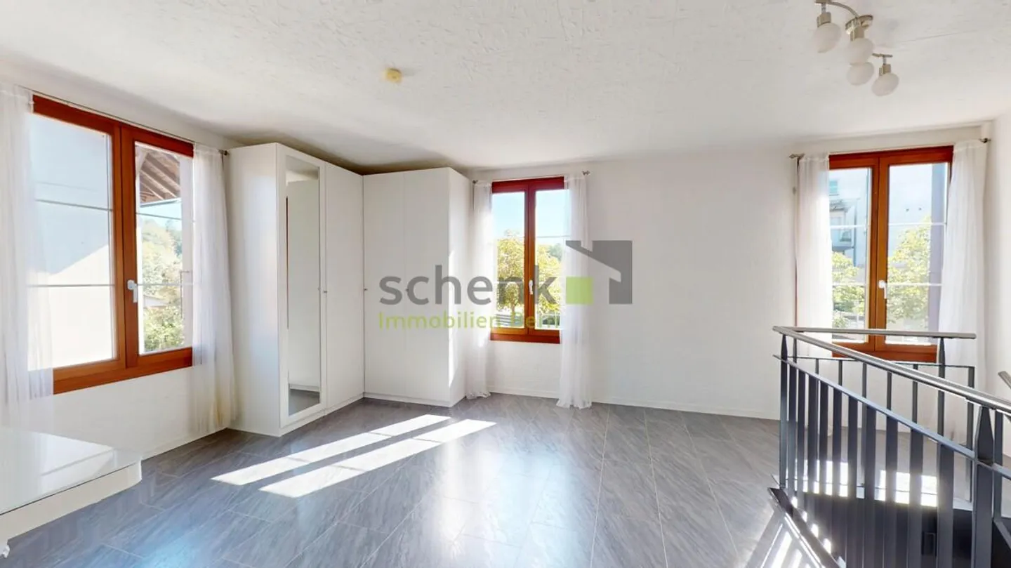 Très généreuse maison bifamiliale dans un endroit calme - Photo 8 sur 15