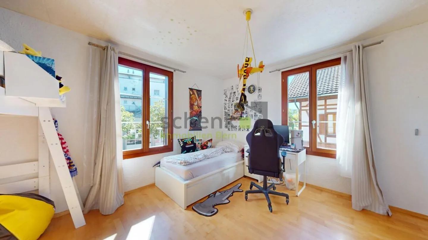 Très généreuse maison bifamiliale dans un endroit calme - Photo 9 sur 15