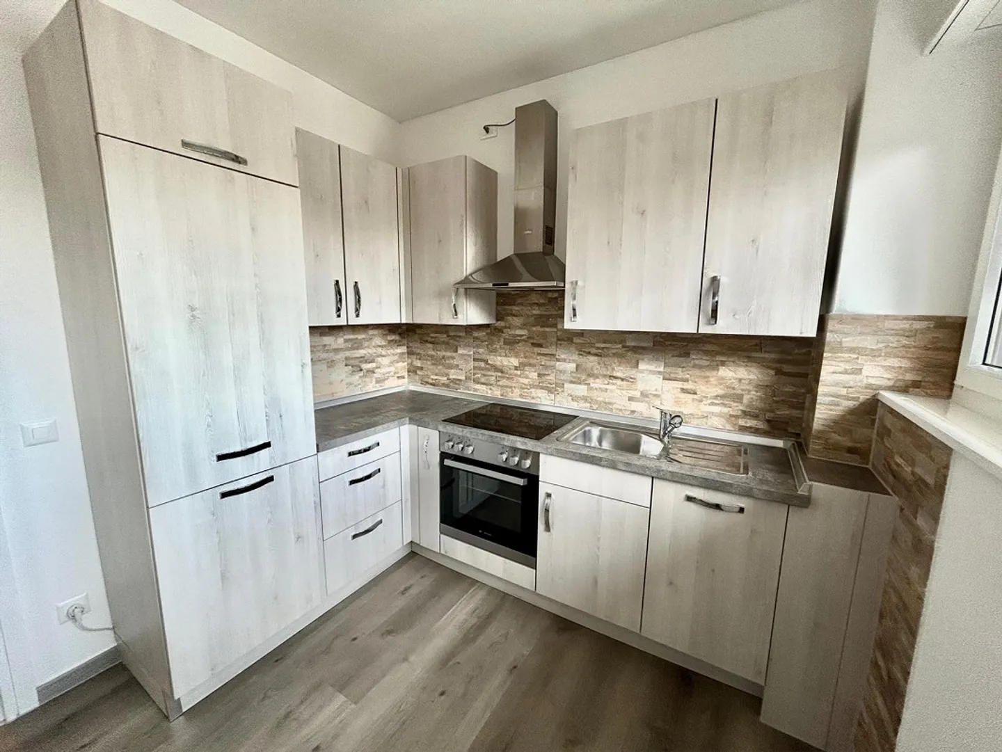 Suche einen Nachmieter für eine moderne 2,5-Zimmer-Wohnung in Chiasso - Foto 1 von 10