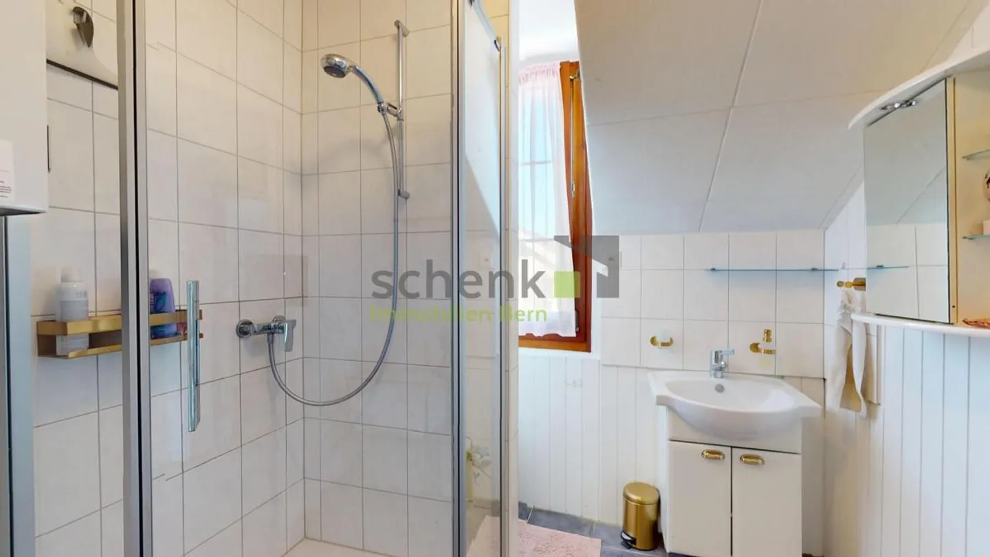 Très généreuse maison bifamiliale dans un endroit calme - Photo 15 sur 15