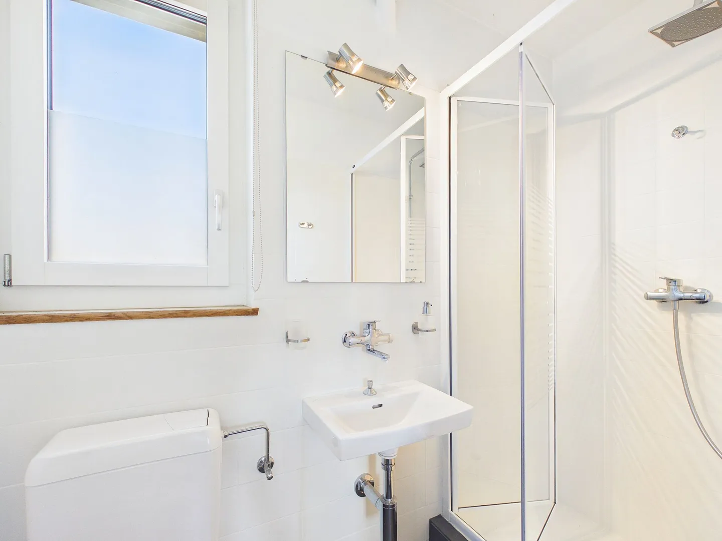 Charming Single-Family Home with Large Garden and Converted Attic - Photo 5 of 19
