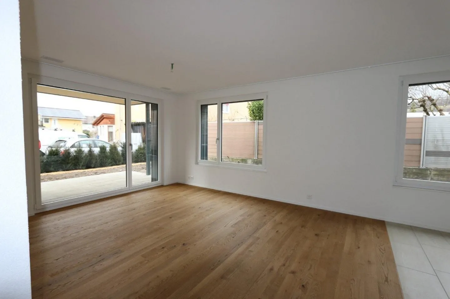 Modern Ground Floor Apartment in Central Location Near Train Station - Photo 4 of 9