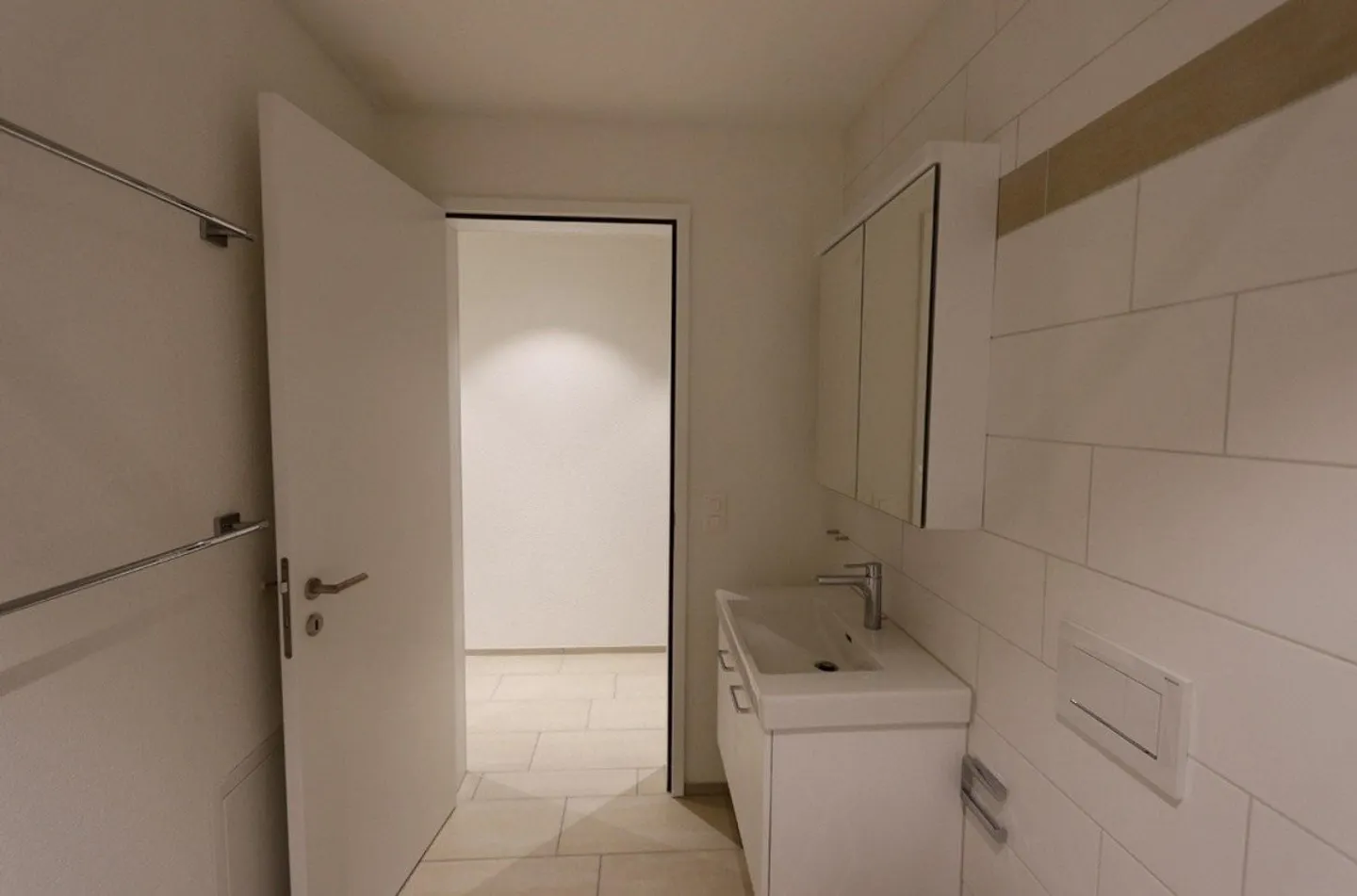 Modern Ground Floor Apartment in Central Location Near Train Station - Photo 8 of 9
