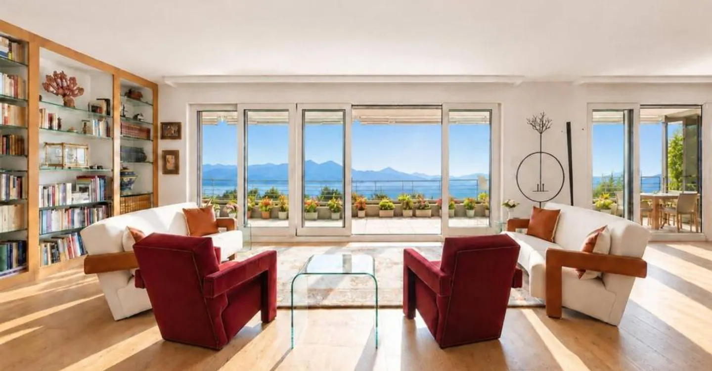 Attico ristrutturato con vista lago - Foto 1 di 10