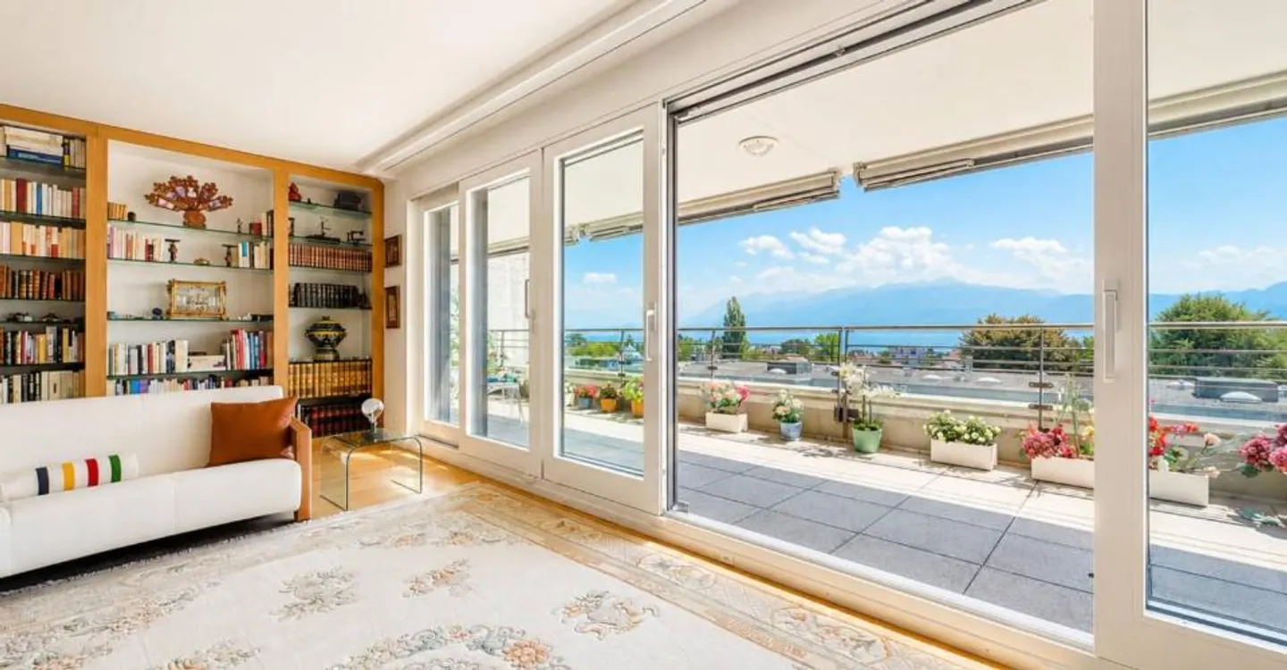 Attico ristrutturato con vista lago - Foto 3 di 10