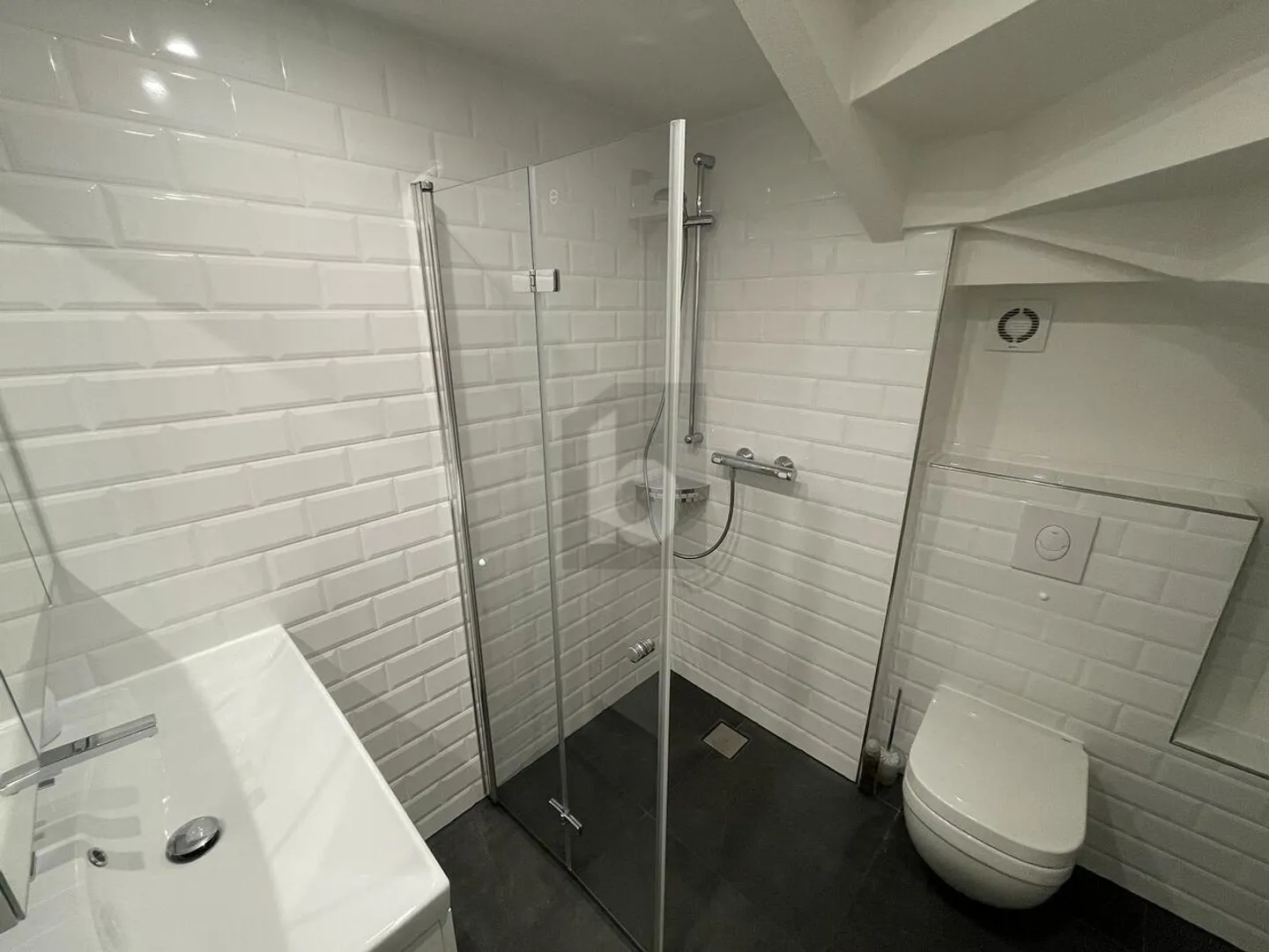 HISTORICAL CHARM MEETS MODERN COMFORT - Photo 5 of 6