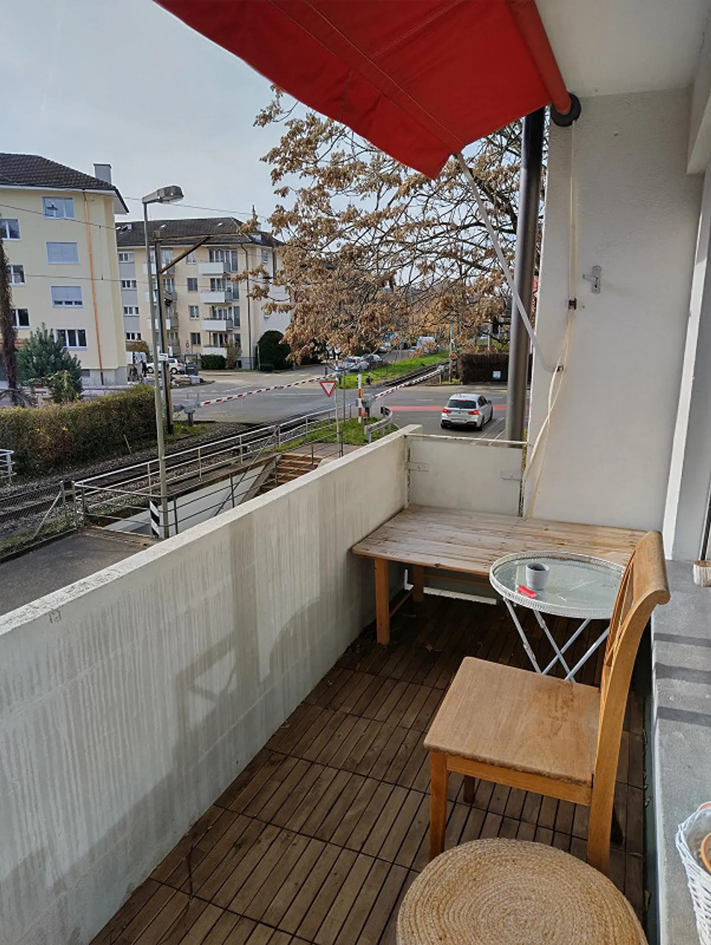 Sunny, spacious apartment near the train station - Photo 2 of 5