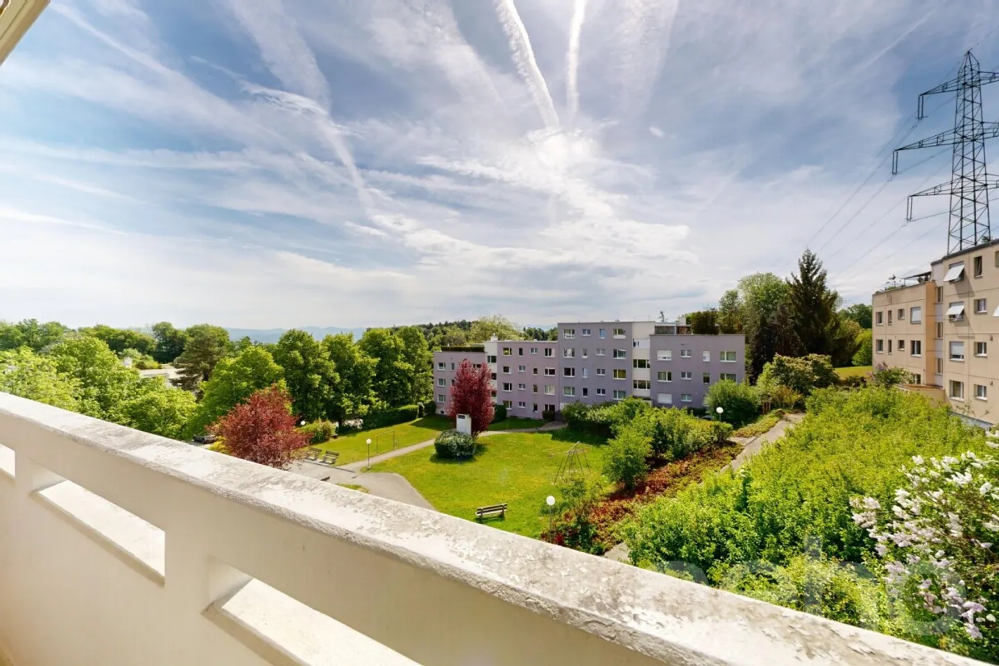 Appartement 5 pièces au calme avec balcon - Photo 2 sur 12