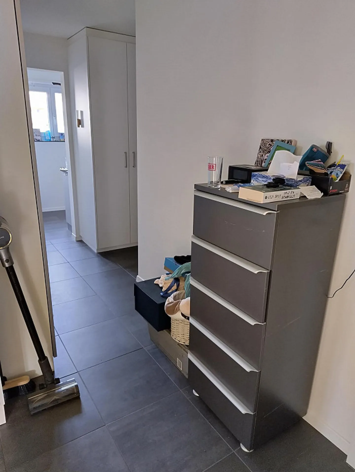 Sunny, spacious apartment near the train station - Photo 4 of 5