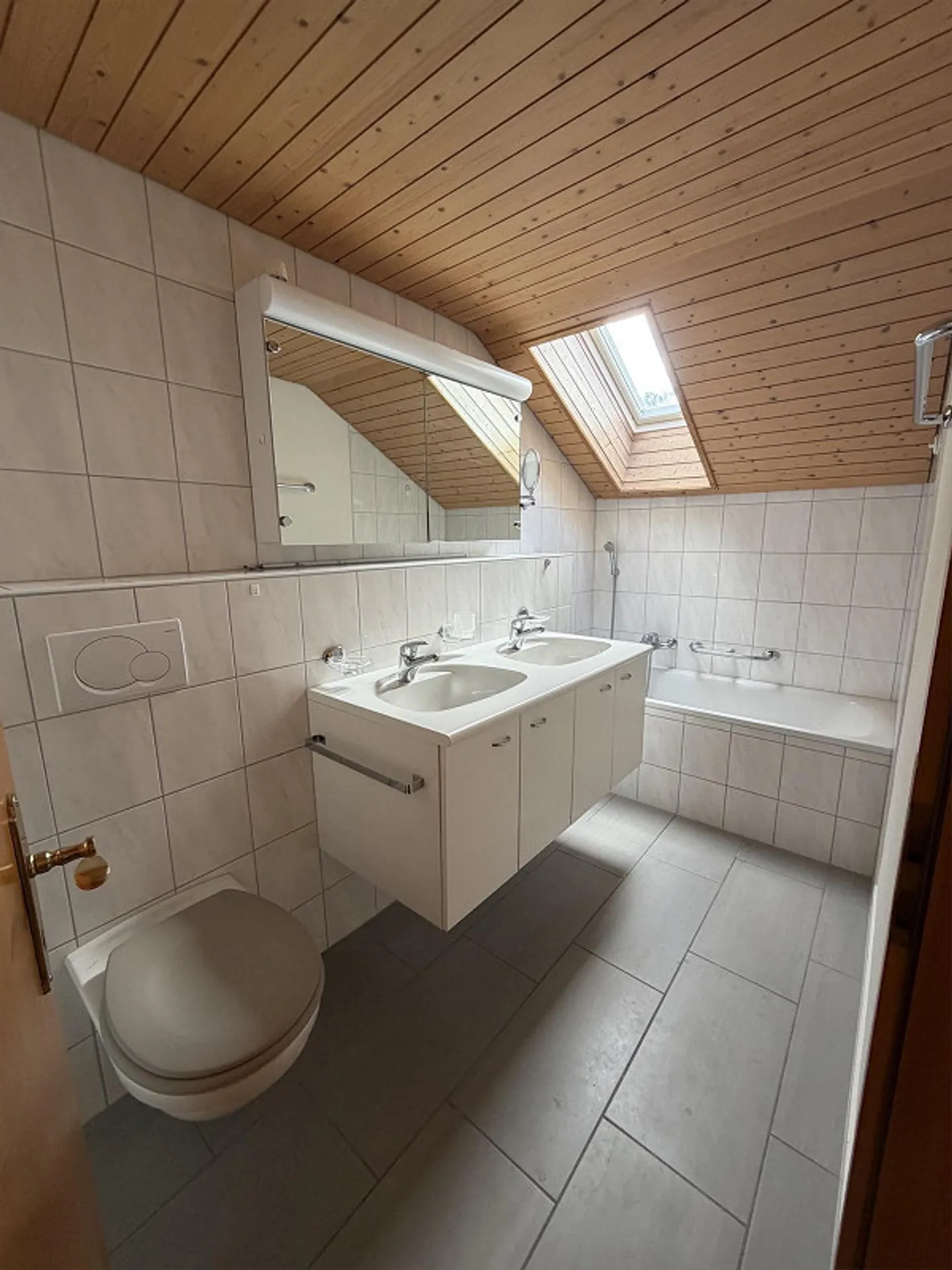 Spacious, bright maisonette apartment - Photo 5 of 13