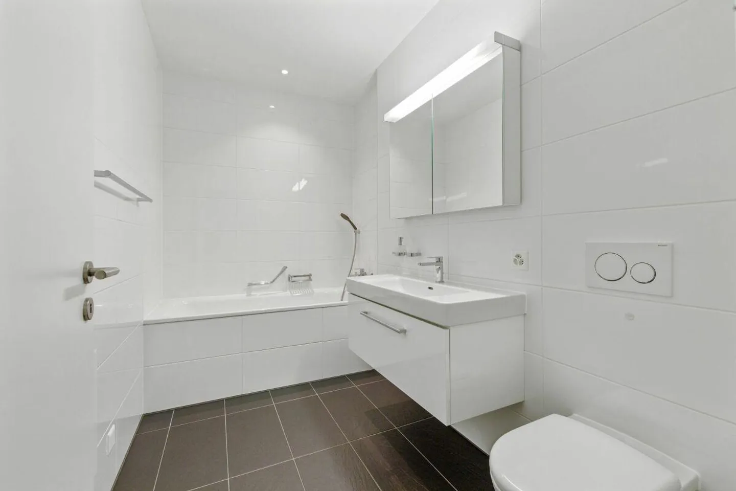 Vivere nella città di Laufen! Moderno appartamento di 4,5 stanze in una posizione tranquilla - Foto 9 di 16