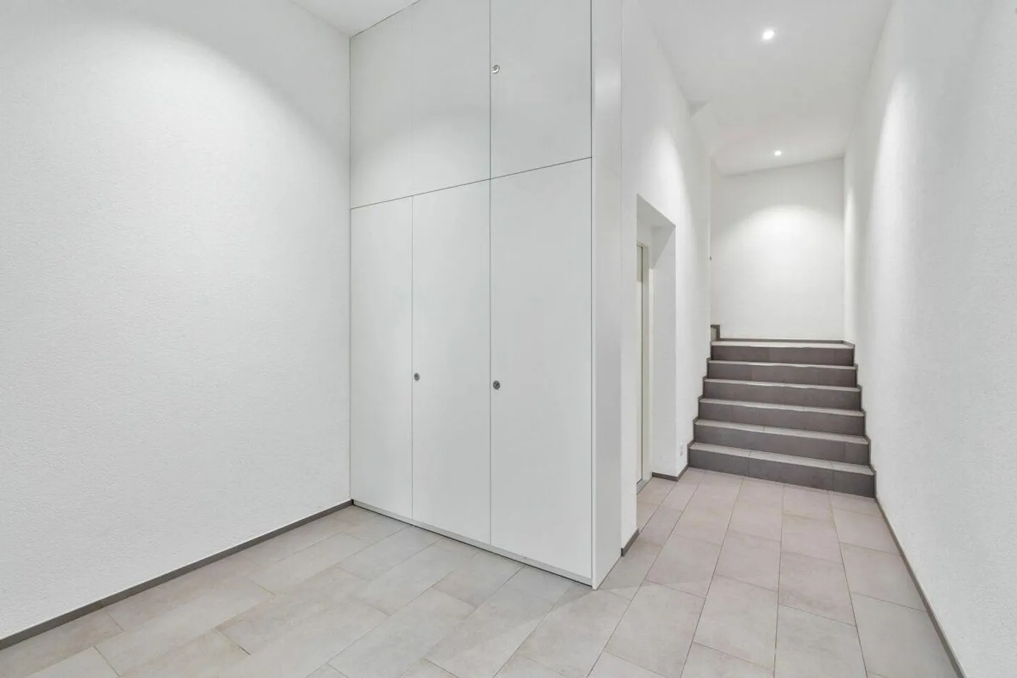 Vivere nella città di Laufen! Moderno appartamento di 4,5 stanze in una posizione tranquilla - Foto 13 di 16