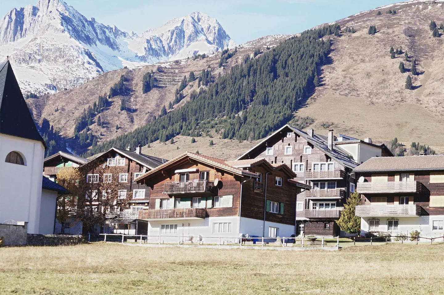 Maison trifamiliale avec grand espace extérieur à Sedrun - Photo 1 sur 27