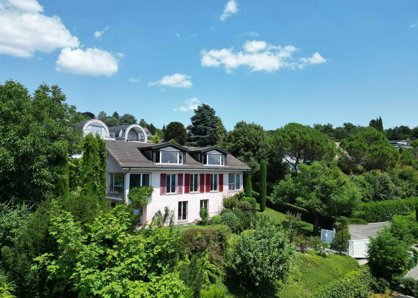 Charming family bungalow with over 400 m² and lake view - Photo 2 of 13