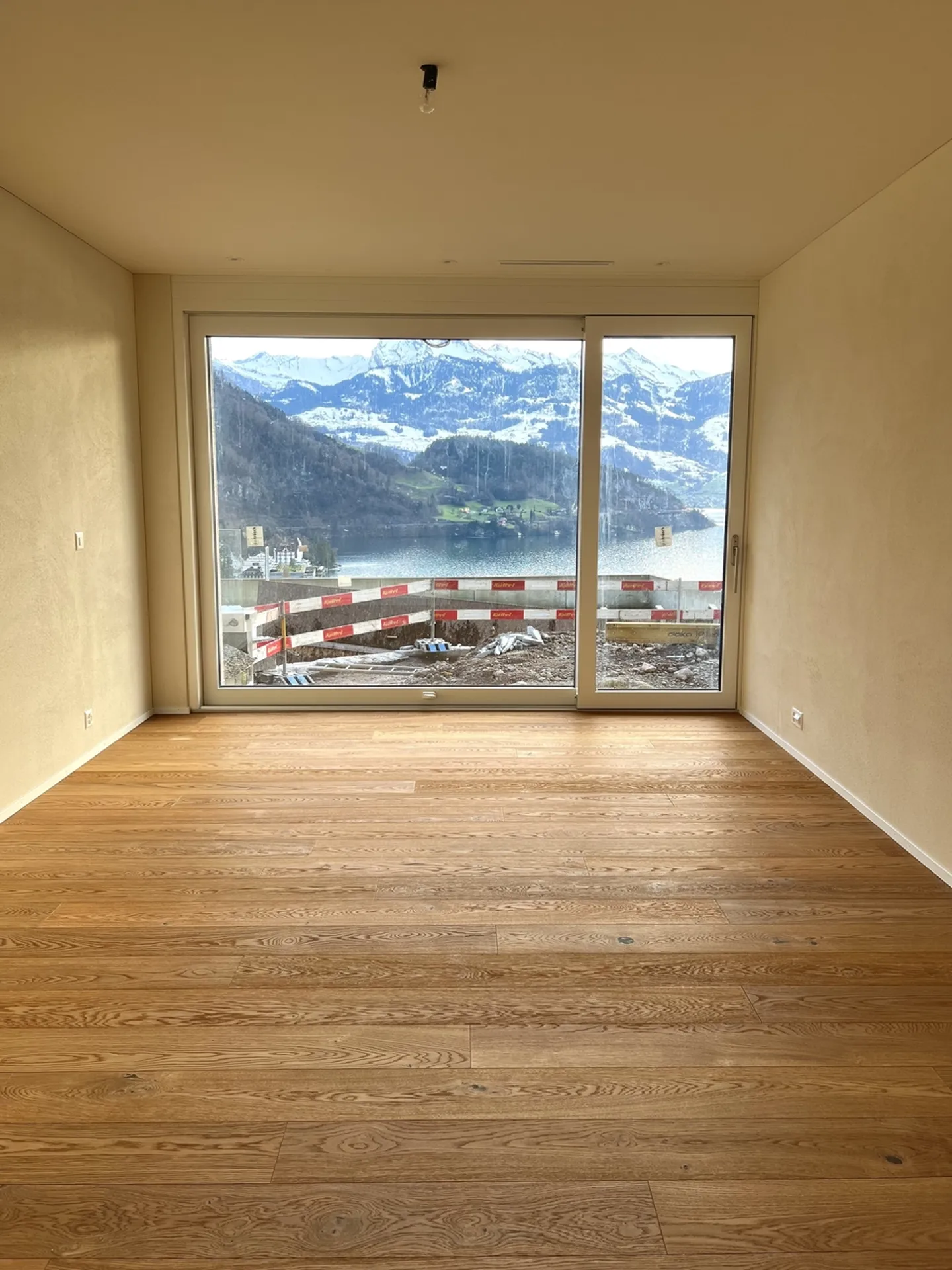 Luxurious 3.5-room terrace apartment with the best lake & mountain view - Photo 5 of 9