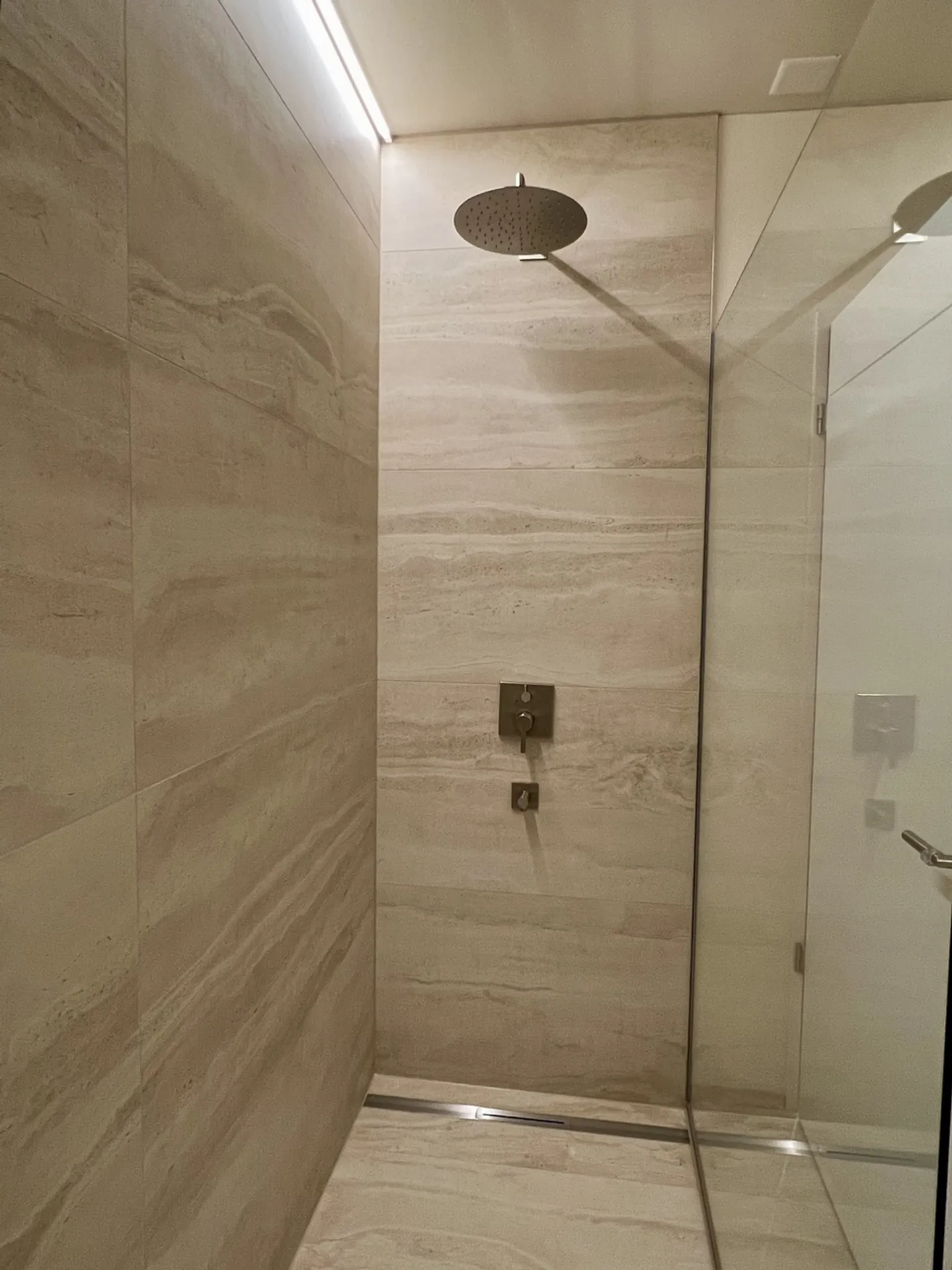 Luxurious 3.5-room terrace apartment with the best lake & mountain view - Photo 9 of 9