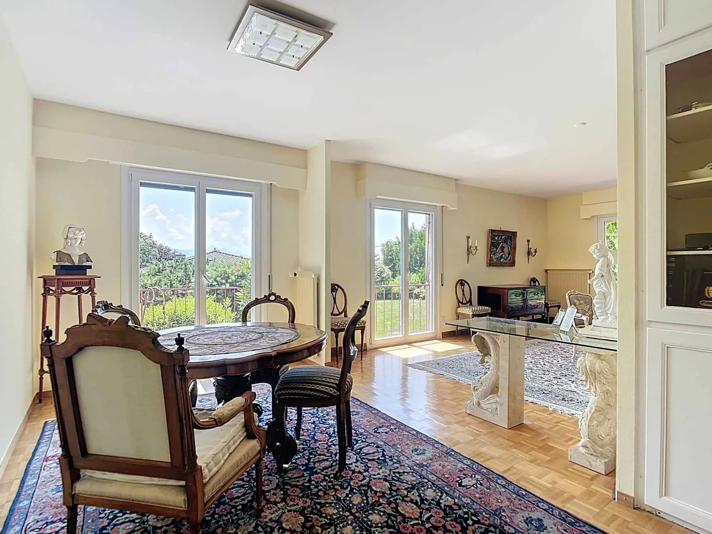 Charming family bungalow with over 400 m² and lake view - Photo 3 of 13