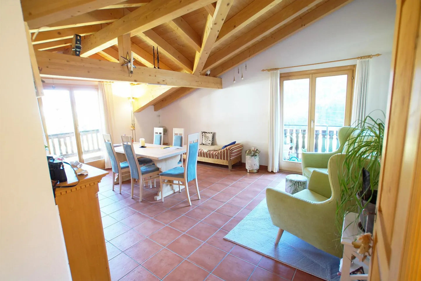 Maison trifamiliale avec grand espace extérieur à Sedrun - Photo 4 sur 27