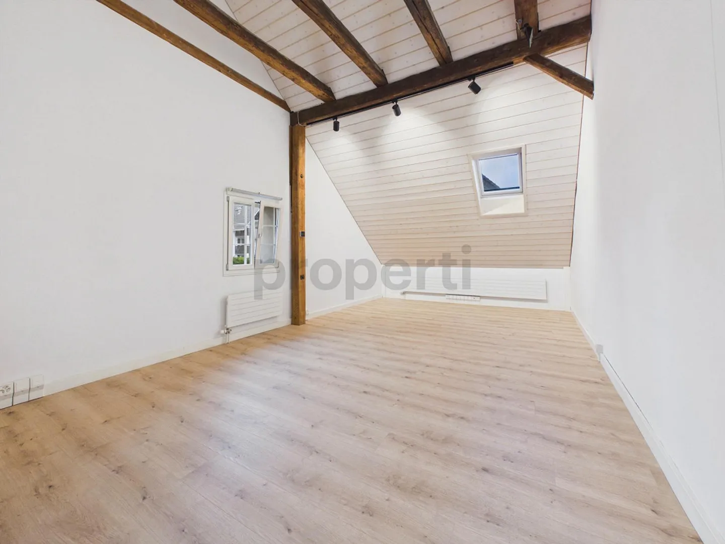 Casa a schiera angolare ristrutturata con ampia terrazza - Foto 2 di 13