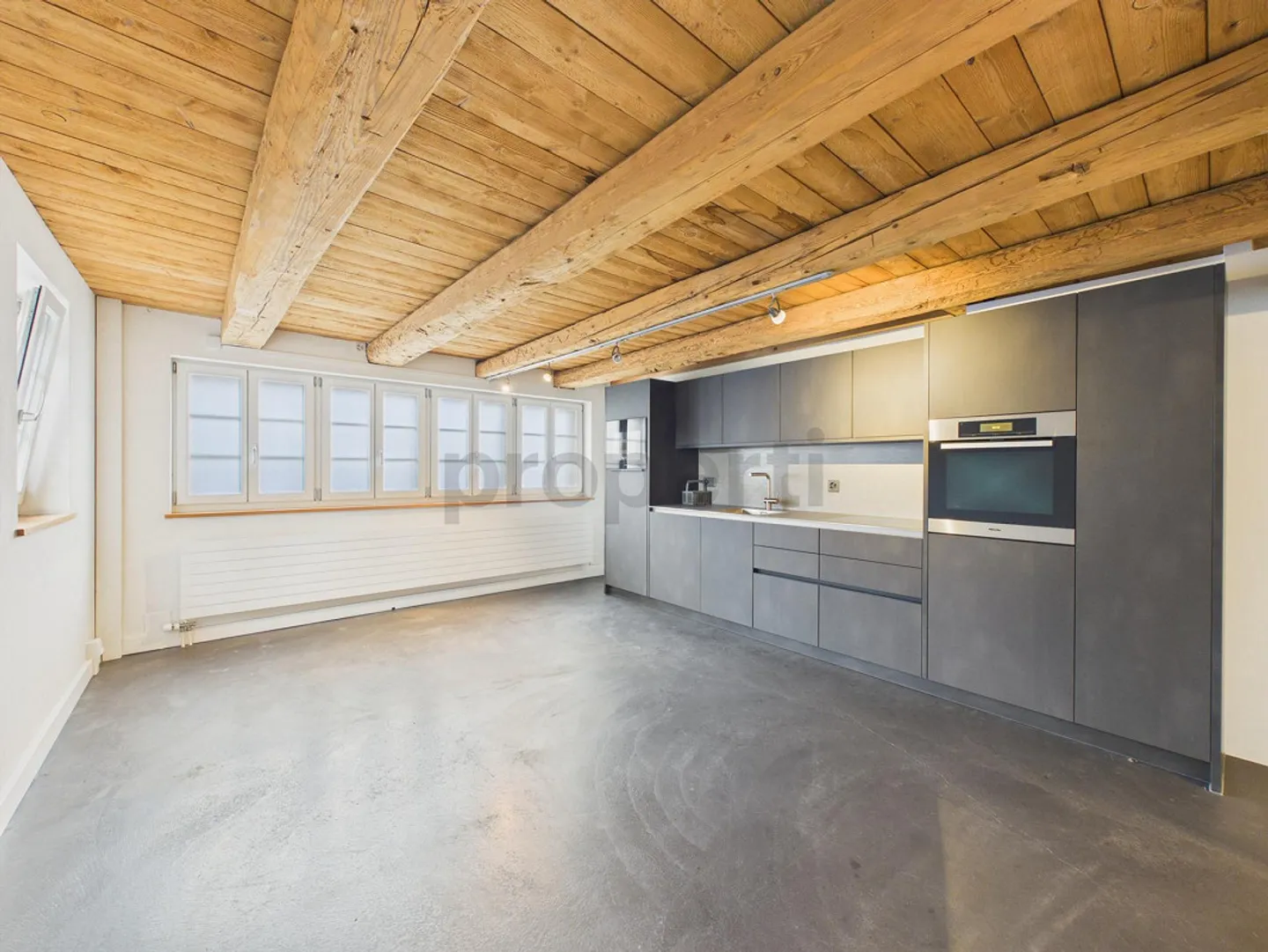 Casa a schiera angolare ristrutturata con ampia terrazza - Foto 5 di 13