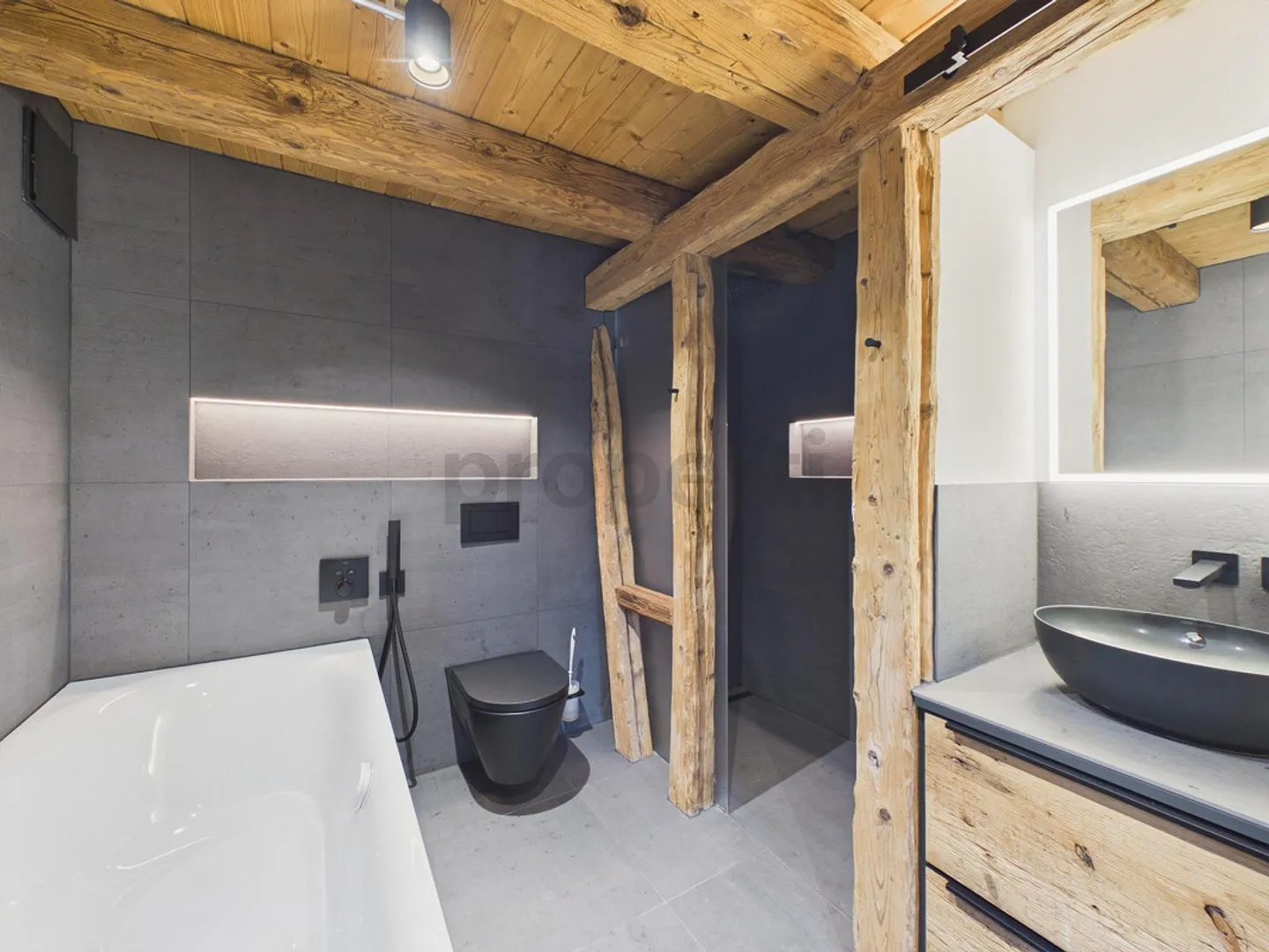 Casa a schiera angolare ristrutturata con ampia terrazza - Foto 11 di 13