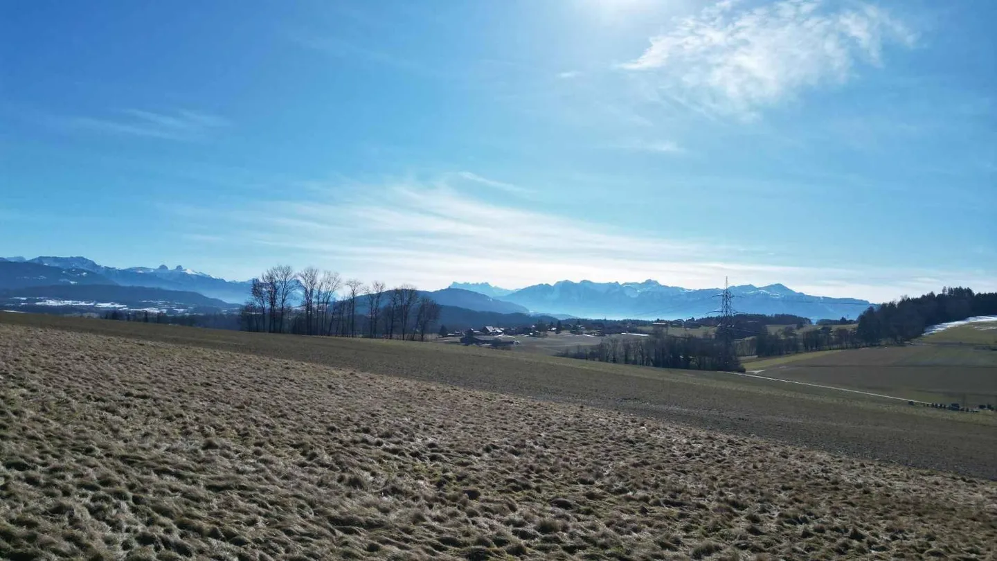 Property with character offering three apartments and a commercial property - Photo 3 of 5