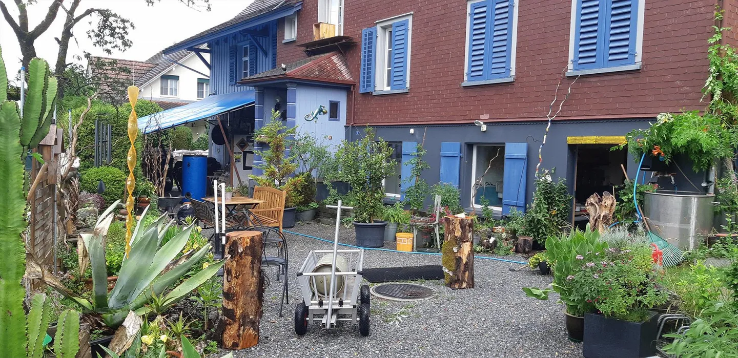 Living in a farmhouse - Photo 2 of 13