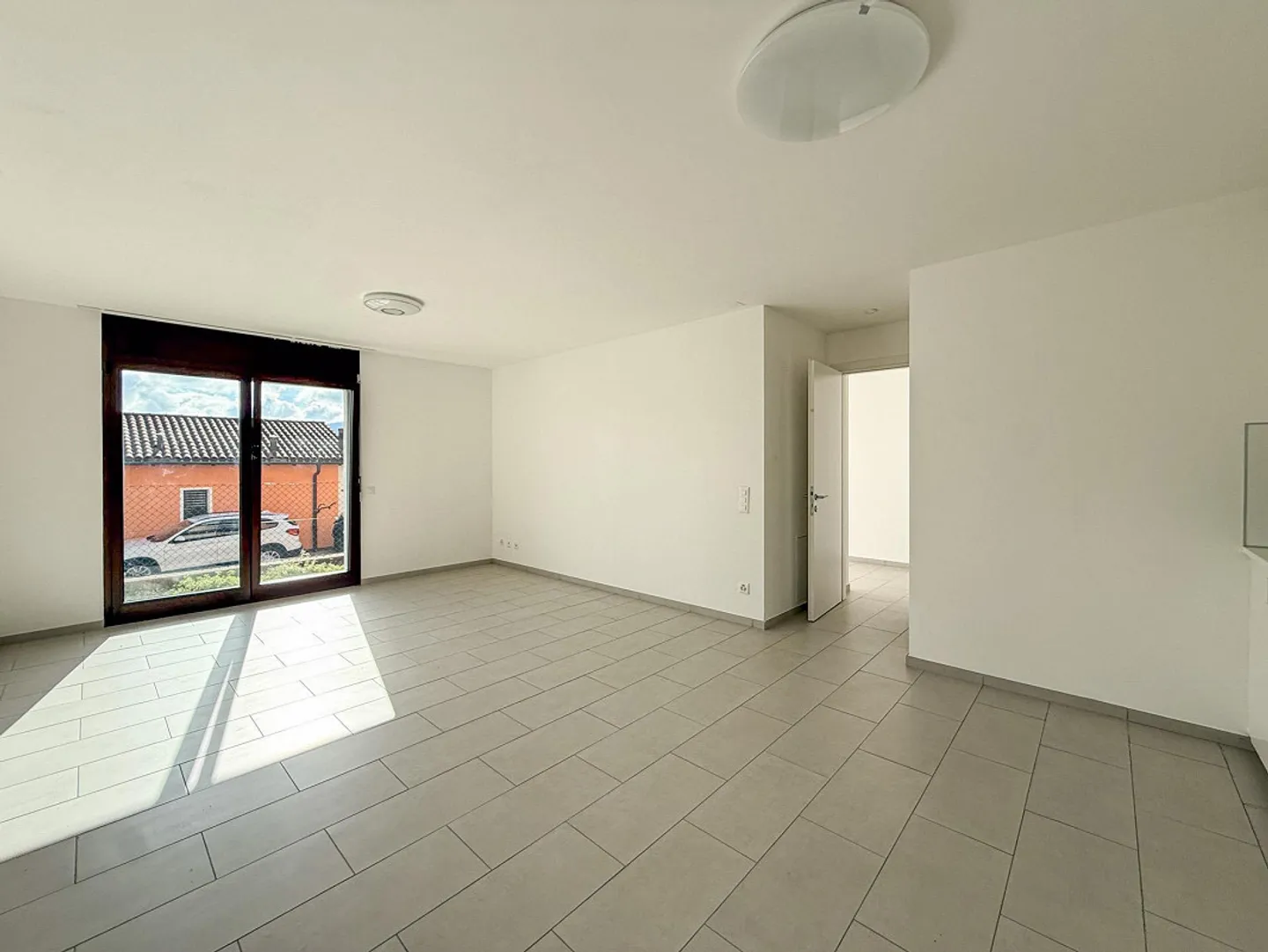 Modernes 2,5-Zimmer-Apartment mit Garten in Vernate - Foto 1 von 6