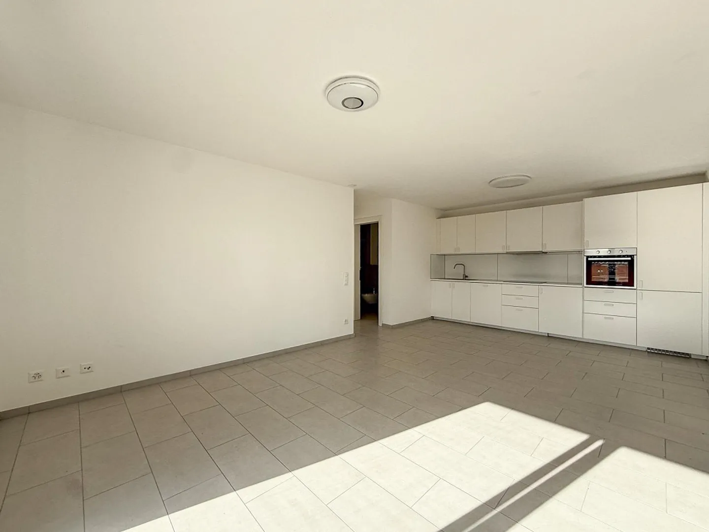 Modernes 2,5-Zimmer-Apartment mit Garten in Vernate - Foto 2 von 6