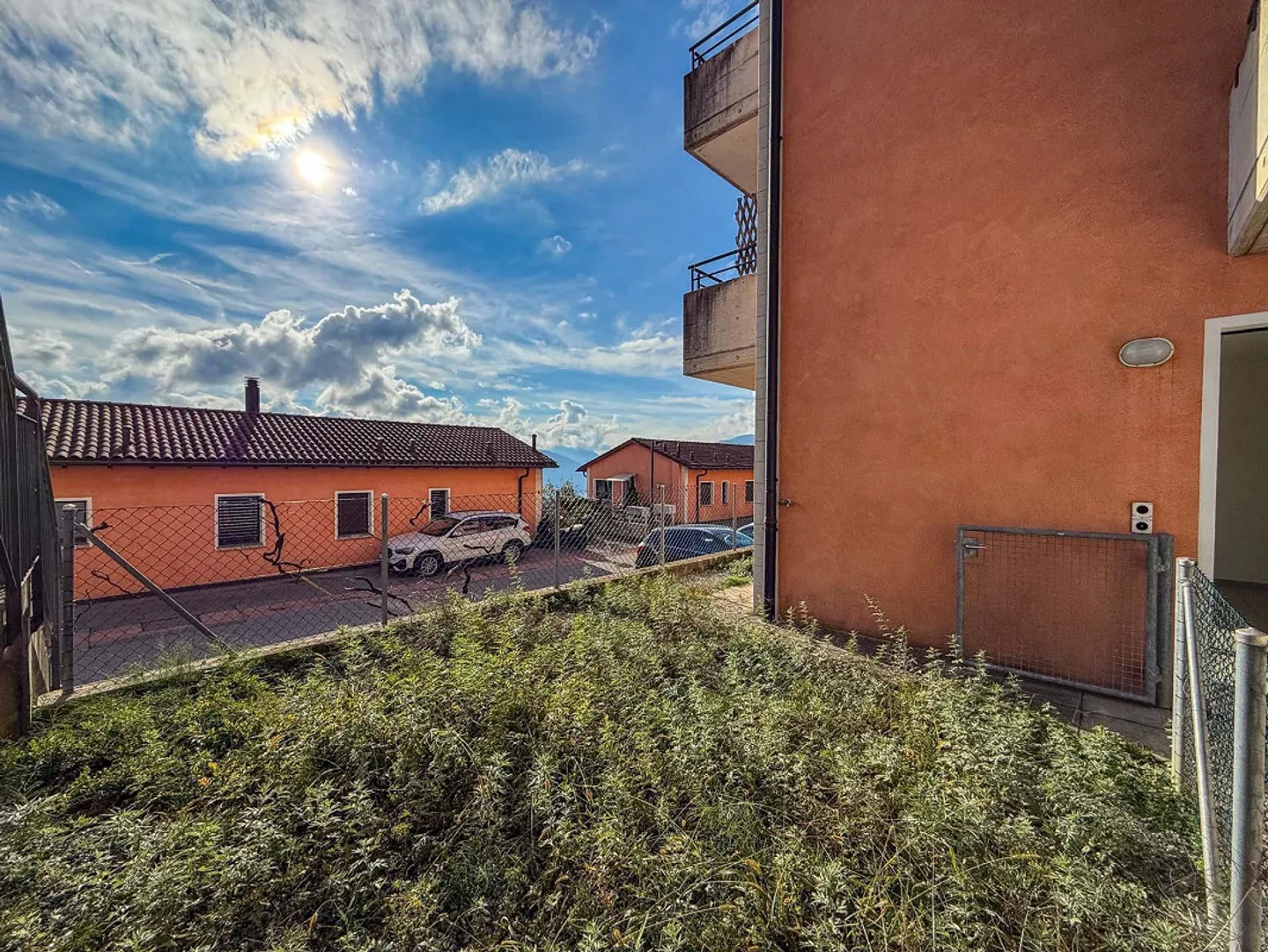 Modernes 2,5-Zimmer-Apartment mit Garten in Vernate - Foto 4 von 6