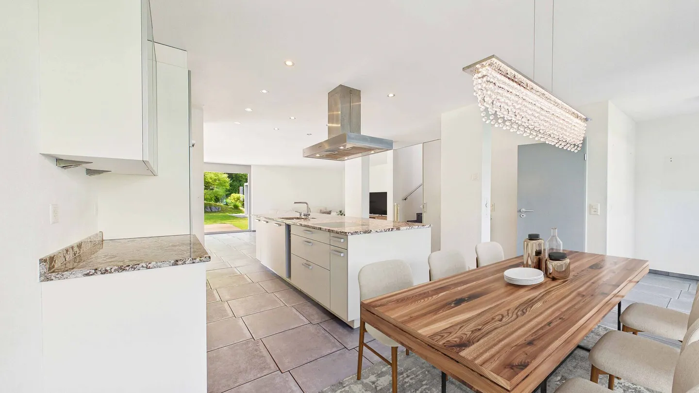 Spacious Living with Garden, Pool and Privacy - Photo 4 of 5