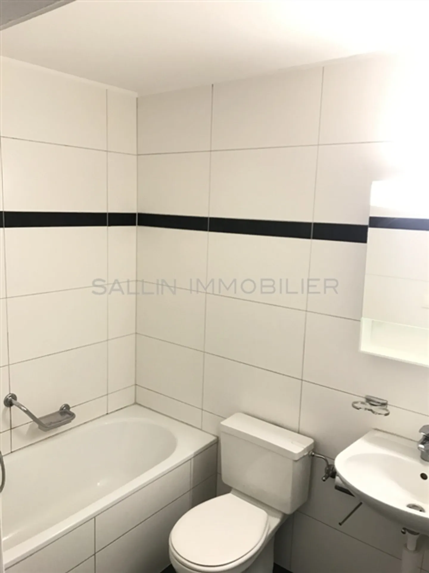 Beautiful and Spacious Apartment with 4.5 Rooms - Photo 7 of 9