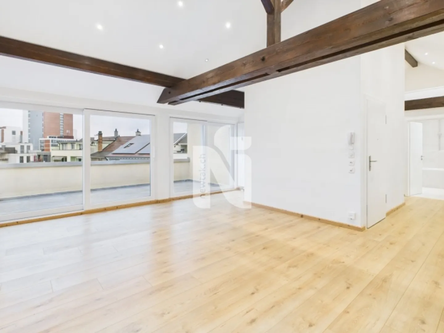 Charming 4.5-room penthouse apartment with large balcony and direct lift access - above the rooftops of Basel - Photo 1 of 10