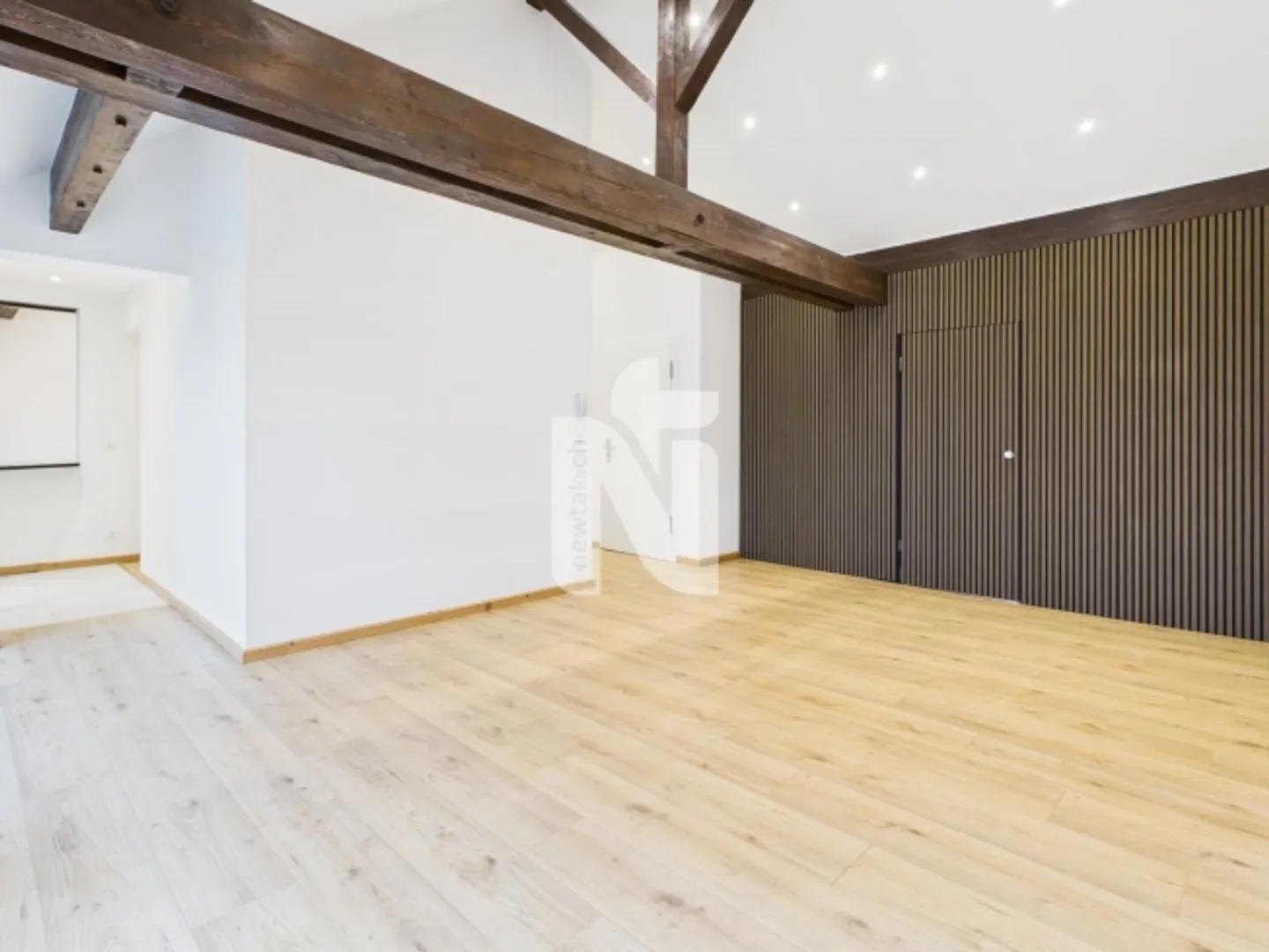 Charming 4.5-room penthouse apartment with large balcony and direct lift access - above the rooftops of Basel - Photo 2 of 10