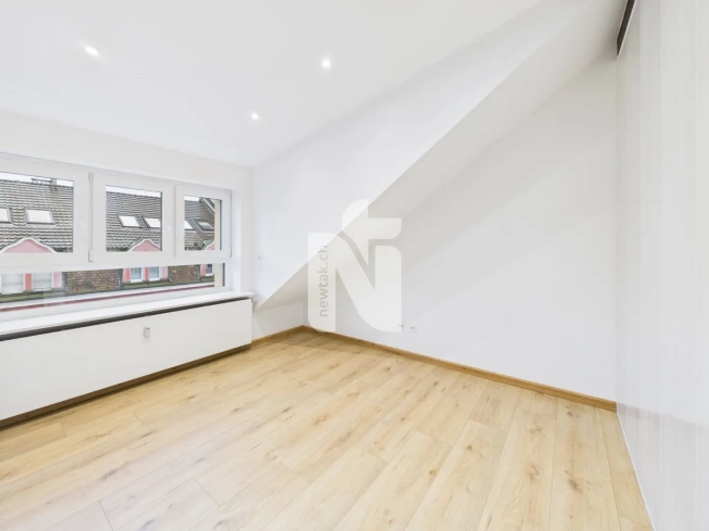 Charming 4.5-room penthouse apartment with large balcony and direct lift access - above the rooftops of Basel - Photo 3 of 10