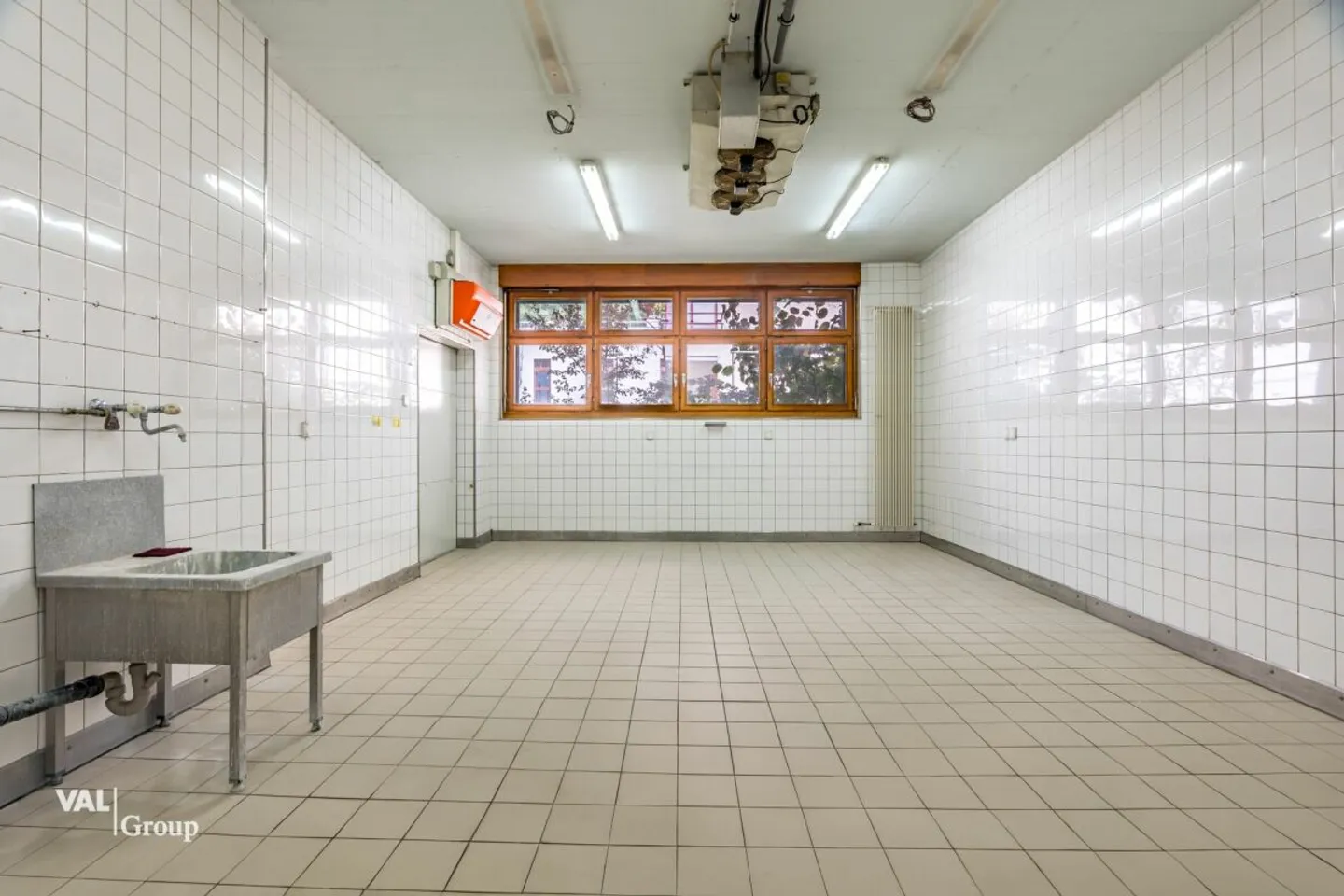 Installations de production et de stockage dans un excellent emplacement central - Photo 2 sur 10