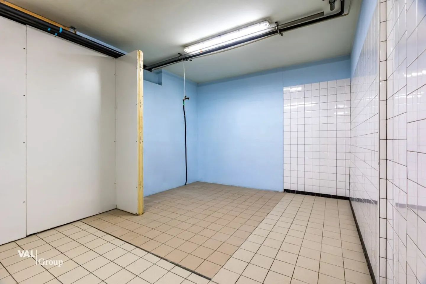 Installations de production et de stockage dans un excellent emplacement central - Photo 3 sur 10