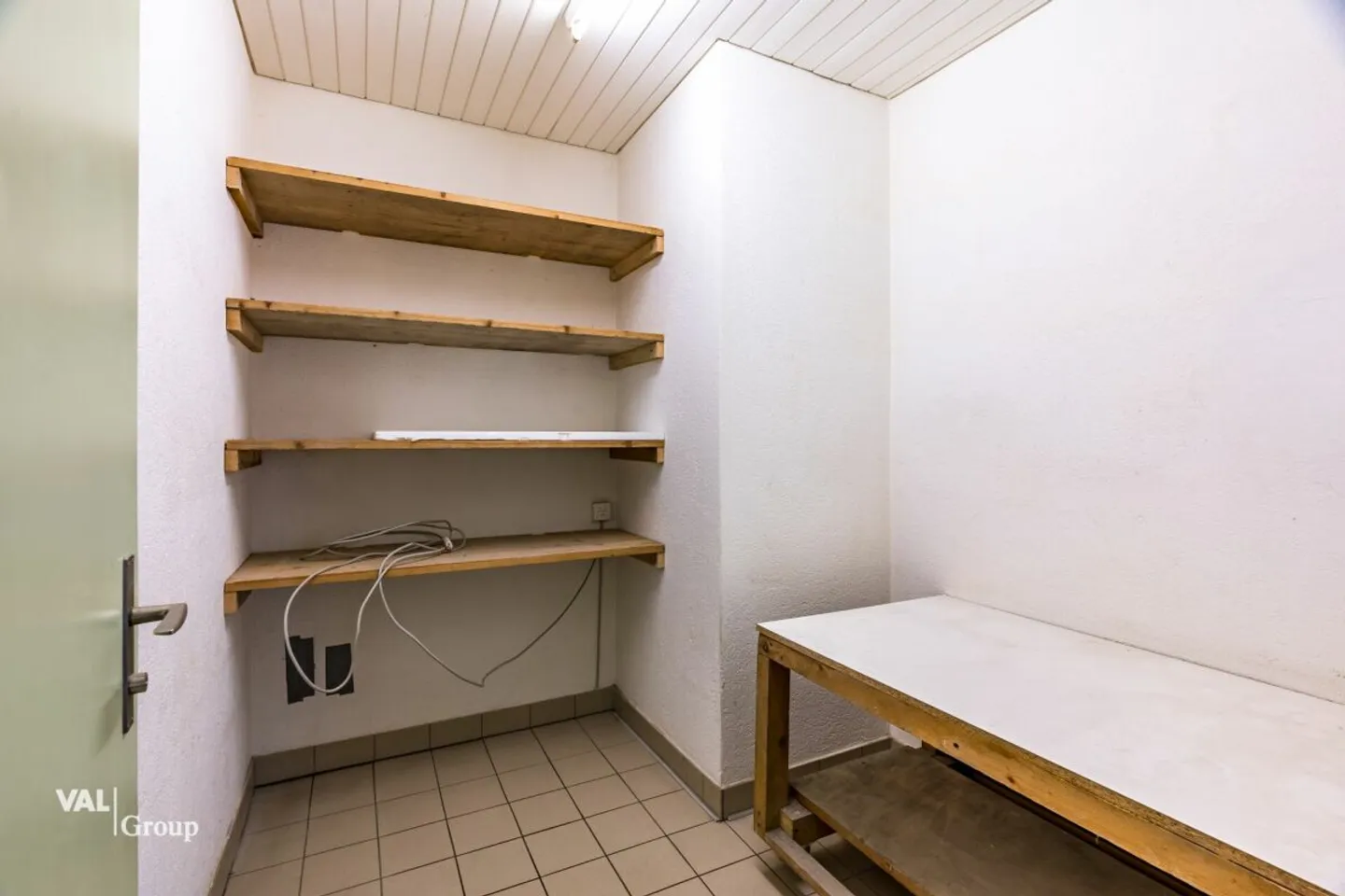 Installations de production et de stockage dans un excellent emplacement central - Photo 5 sur 10