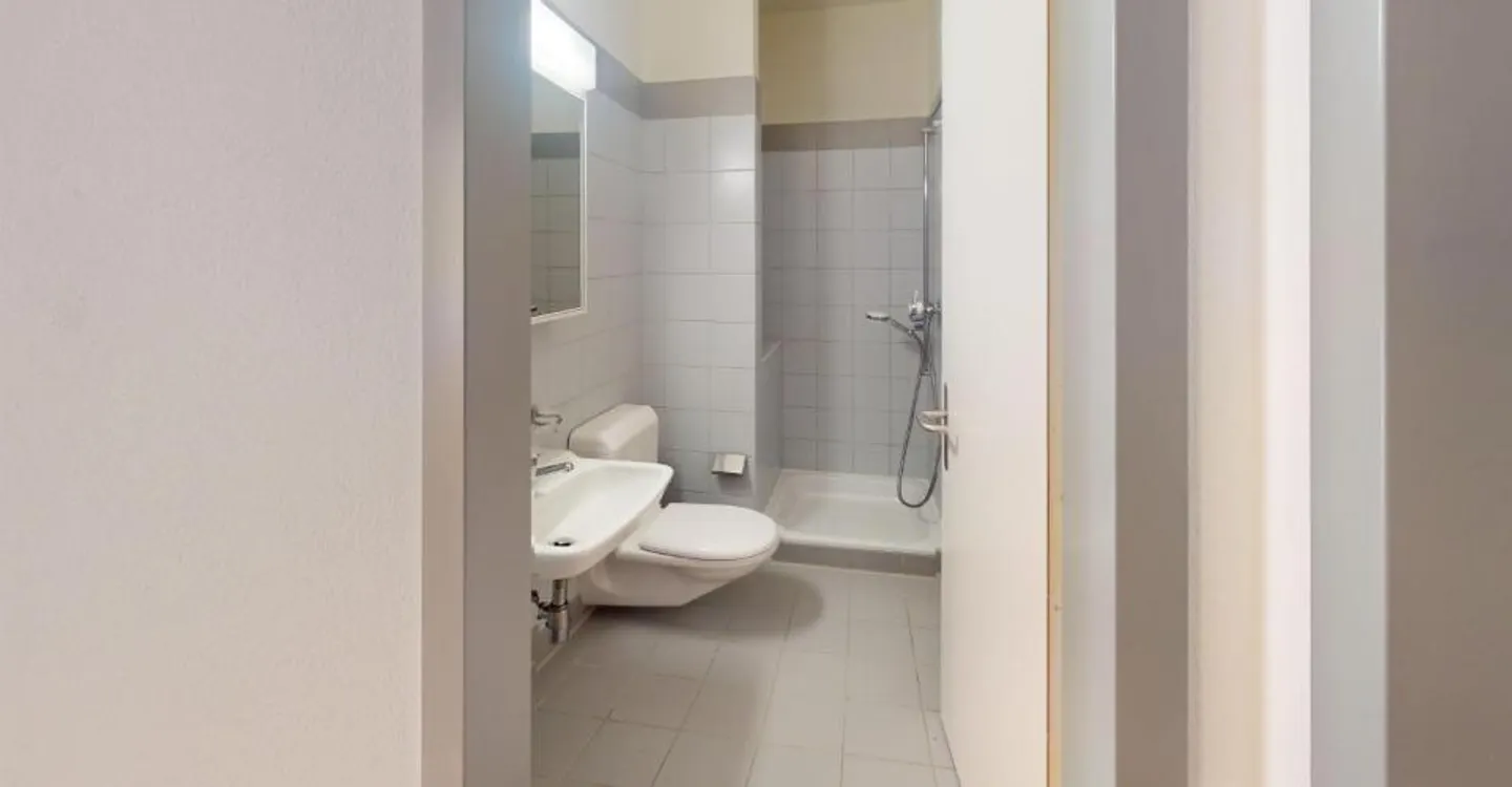 Spacious areas, double services and the possibility to install your own washing machine - Photo 7 of 8