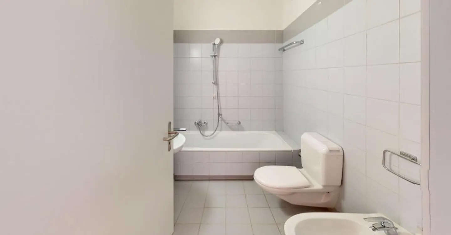 Spacious areas, double services and the possibility to install your own washing machine - Photo 8 of 8