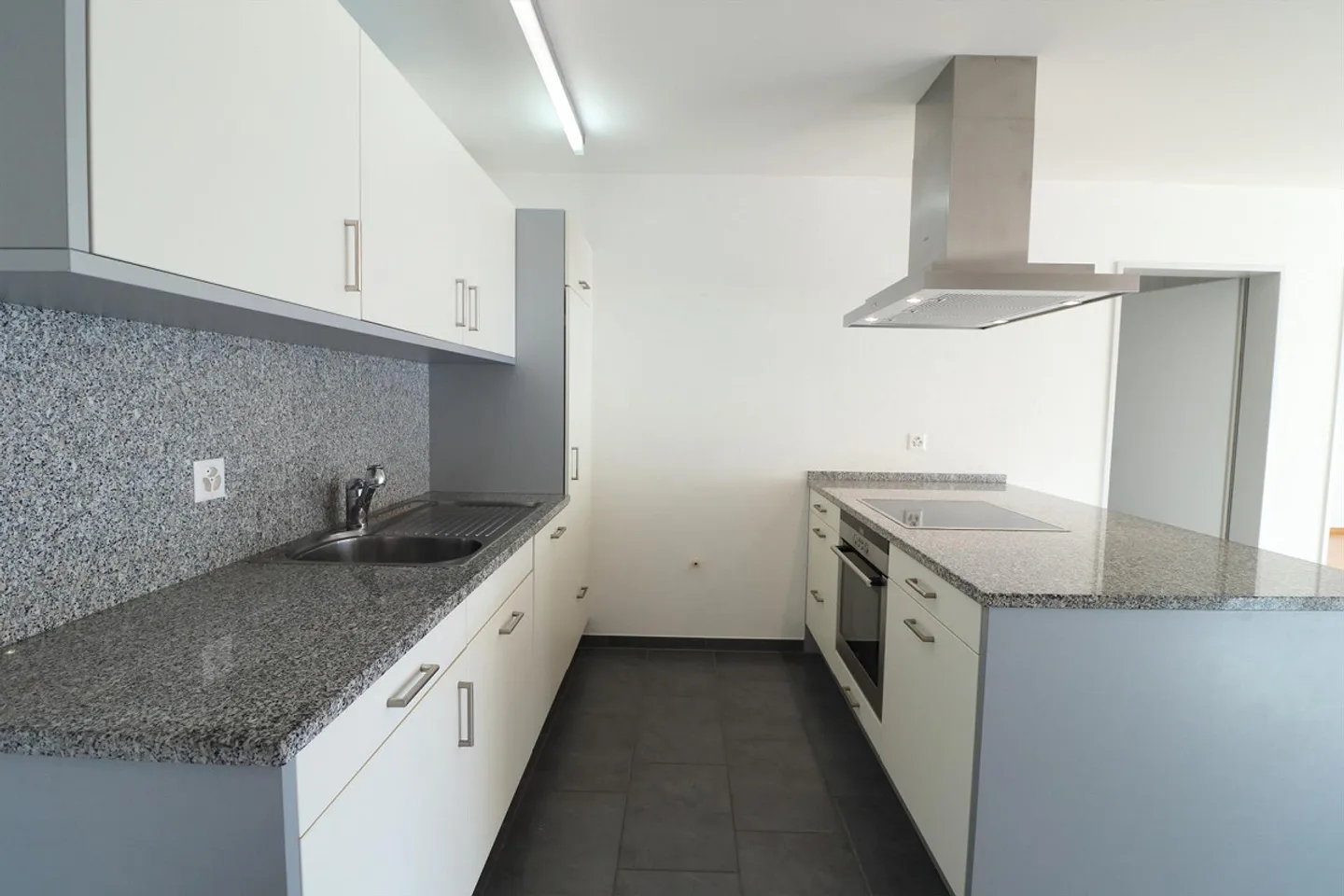 Appartamento moderno con balcone coperto - Foto 3 di 9