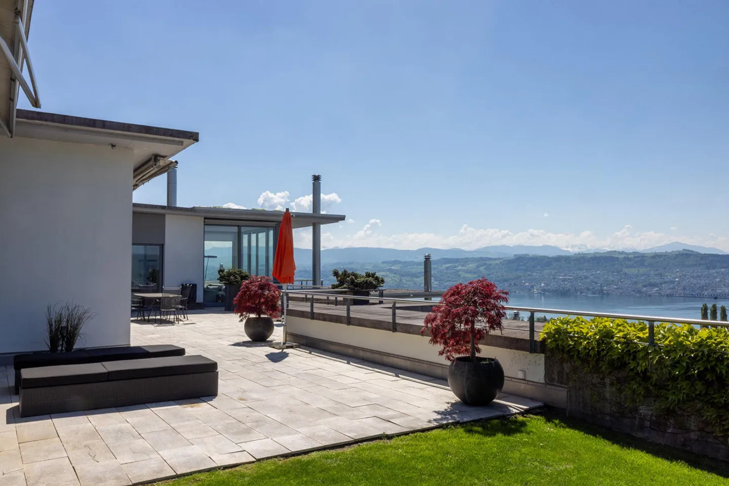5½-Room Terrace House with Lake and Mountain Panorama - Photo 1 of 4