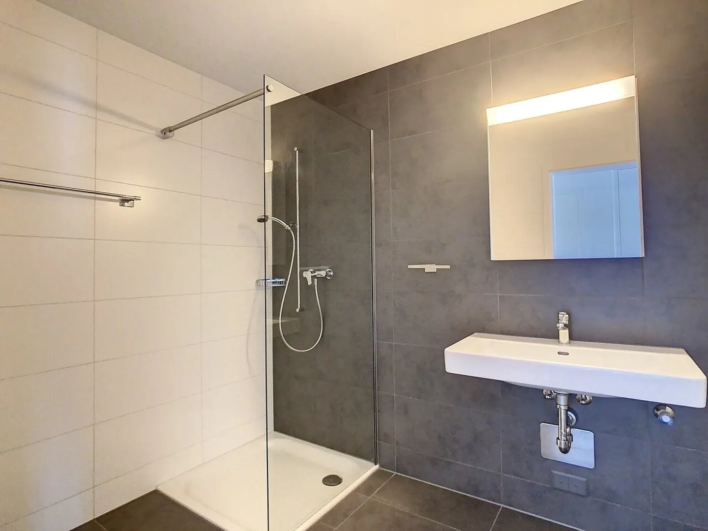 Modern Apartment in Family Area - Photo 5 of 9