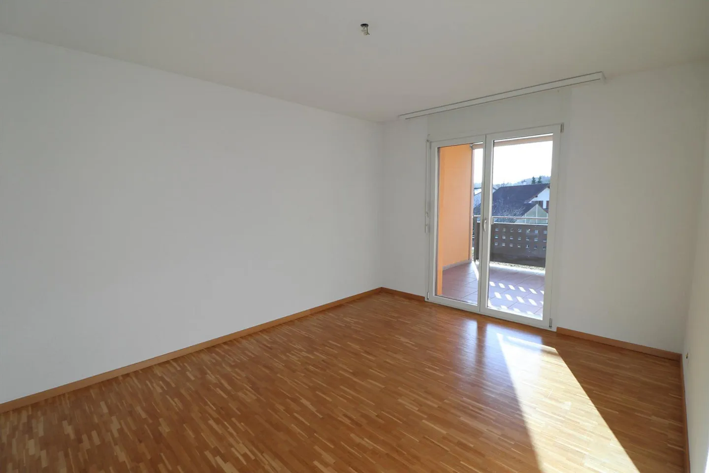 Appartamento moderno con balcone coperto - Foto 7 di 9