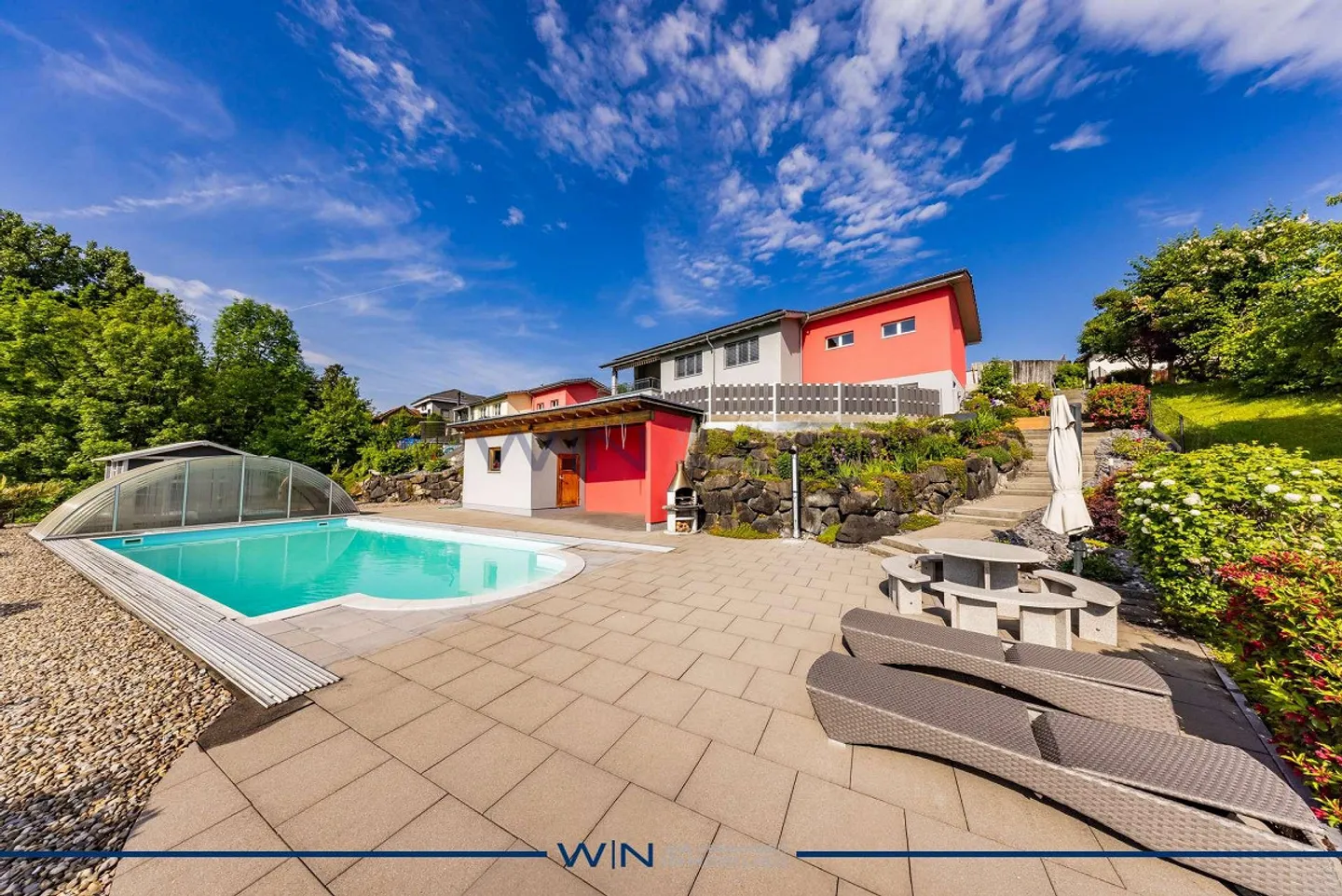 Una casa che offre libertà? Posizione collinare con vista sulle montagne e piscina - Foto 1 di 8