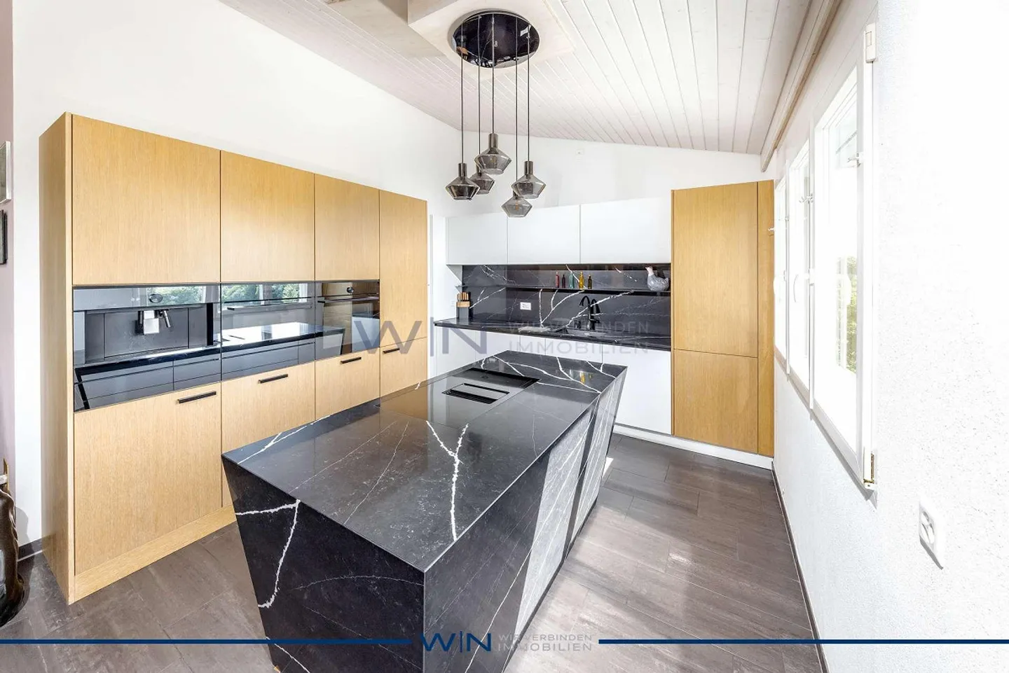 Una casa che offre libertà? Posizione collinare con vista sulle montagne e piscina - Foto 2 di 8