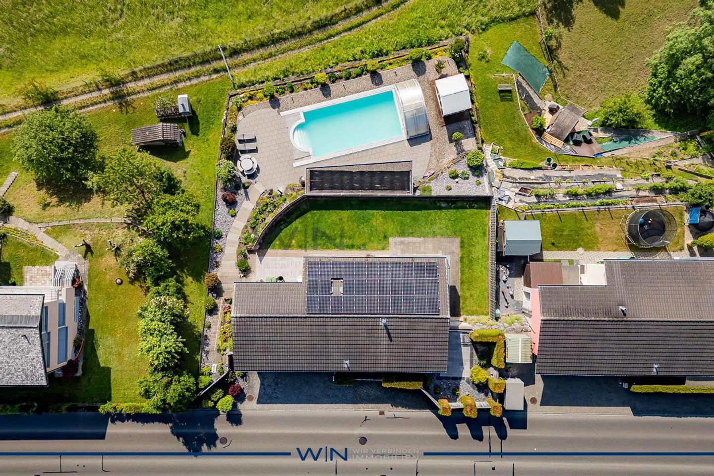 Una casa che offre libertà? Posizione collinare con vista sulle montagne e piscina - Foto 4 di 8